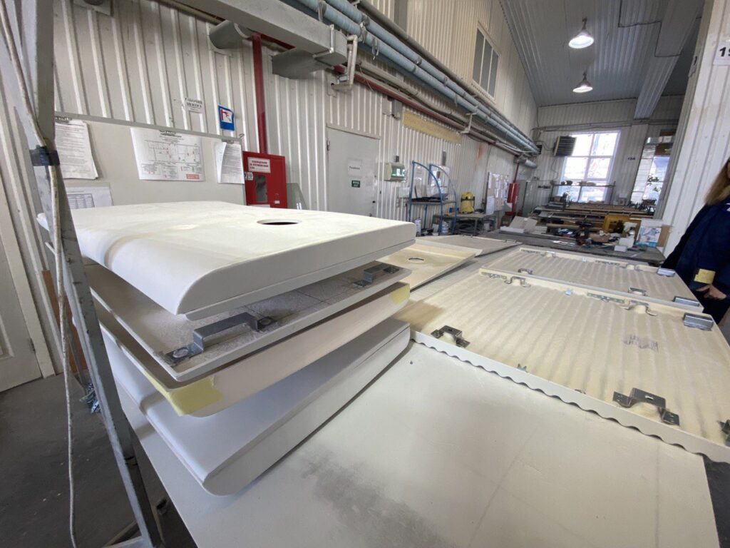 Serienfertigung großformatiger GFK-Bauteile bei IBT GmbH